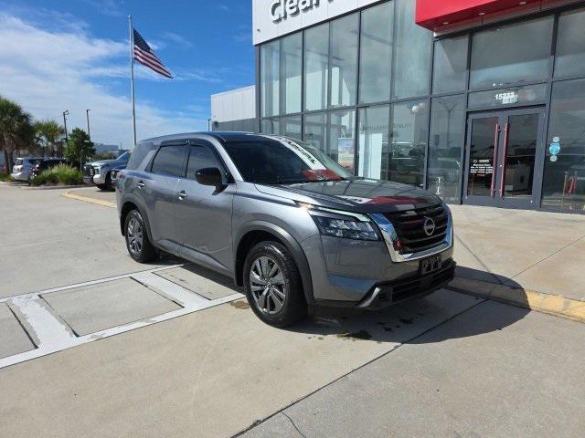 Photo of 2024 Gun Metallic Nissan Pathfinder