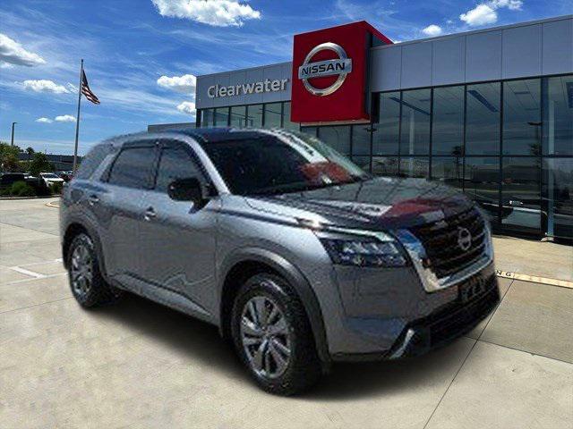 Photo of 2024 Gun Metallic Nissan Pathfinder