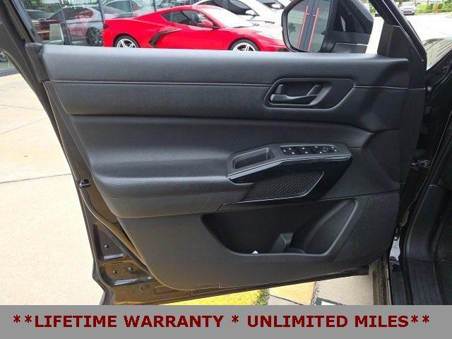 Photo of 2023 Super Black Nissan Pathfinder