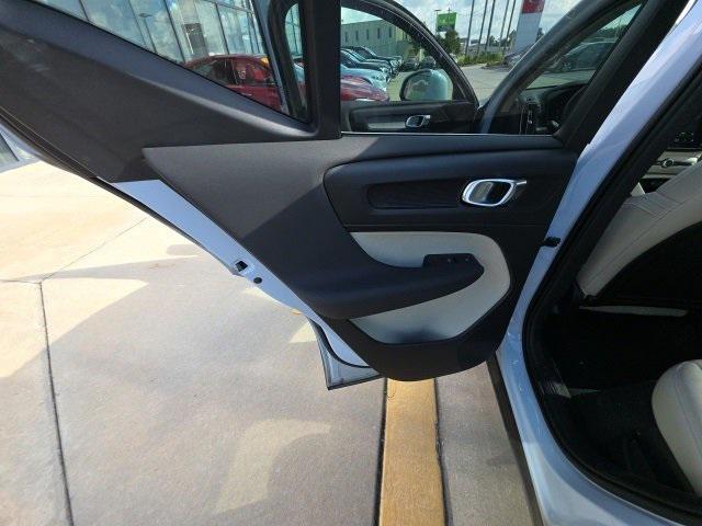 Photo of 2024 Crystal White Metallic Volvo XC40