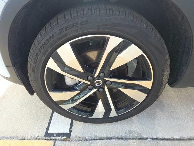 Photo of 2024 Crystal White Metallic Volvo XC40