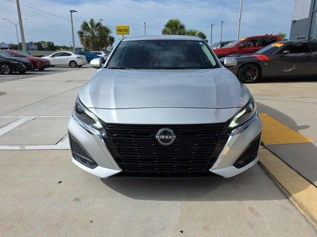 Photo of 2023 Brilliant Silver Metallic Nissan Altima