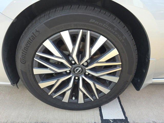 Photo of 2023 Brilliant Silver Metallic Nissan Altima