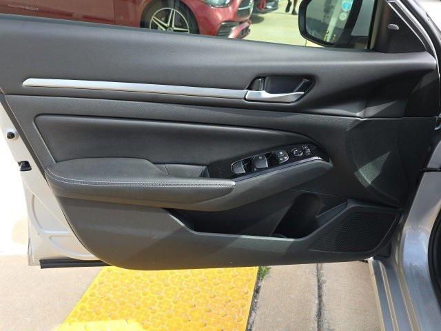 Photo of 2023 Brilliant Silver Metallic Nissan Altima