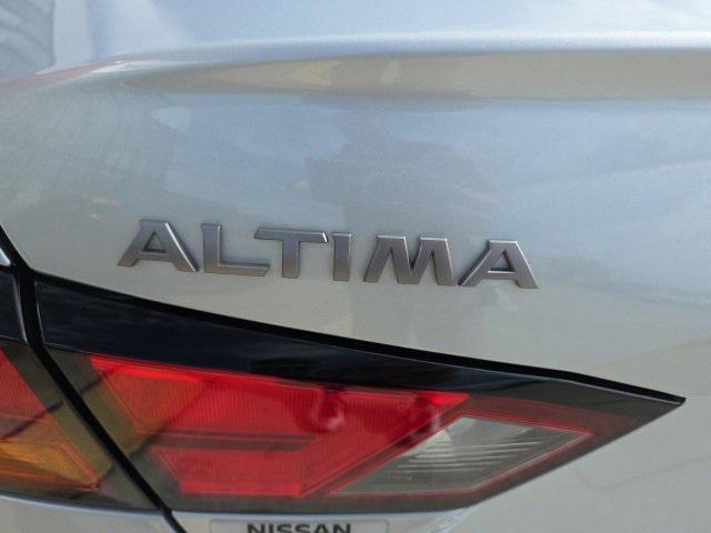 Photo of 2023 Brilliant Silver Metallic Nissan Altima