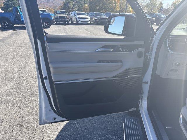 Photo of 2023 Bright White Clearcoat Jeep Grand Wagoneer