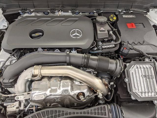 Photo of 2024 Polar White Mercedes-Benz GLB 250
