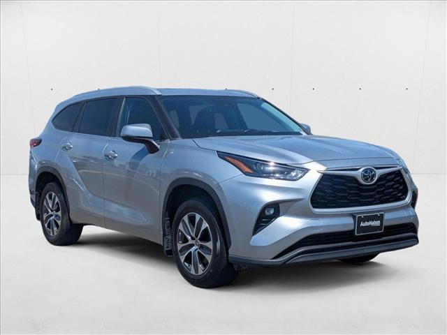 Photo of 2023 Celestial Silver Metallic Toyota Highlander