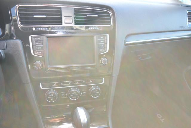Photo of 2016 Reflex Silver Metallic Volkswagen Golf SportWagen