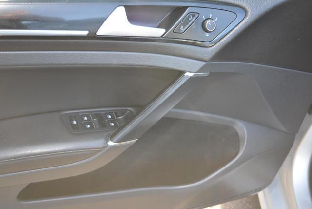 Photo of 2016 Reflex Silver Metallic Volkswagen Golf SportWagen