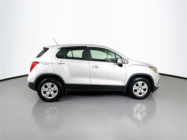 Photo of 2018 Silver Ice Metallic Chevrolet Trax