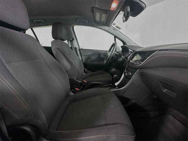 Photo of 2018 Silver Ice Metallic Chevrolet Trax
