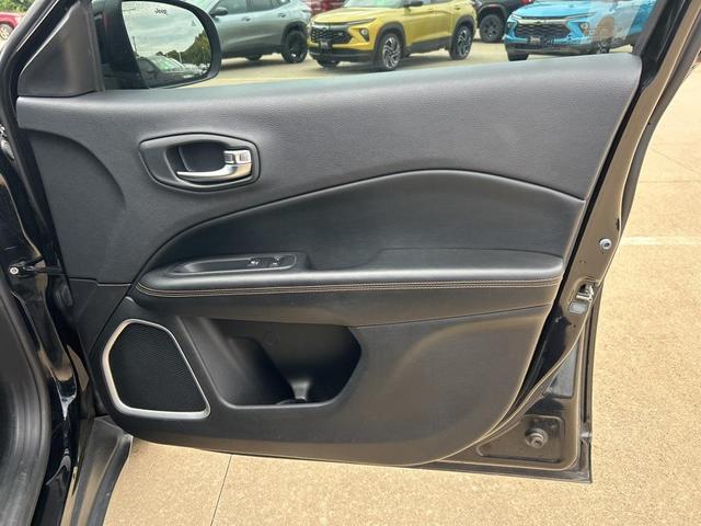 Photo of 2018 Granite Crystal Metallic Clearcoat Jeep Compass