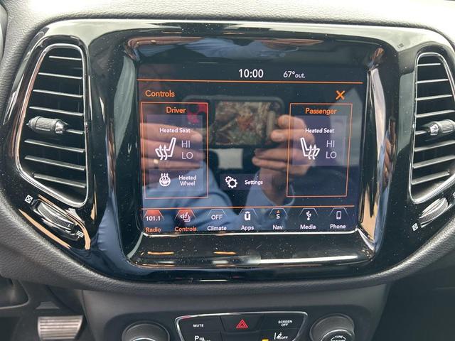 Photo of 2018 Granite Crystal Metallic Clearcoat Jeep Compass