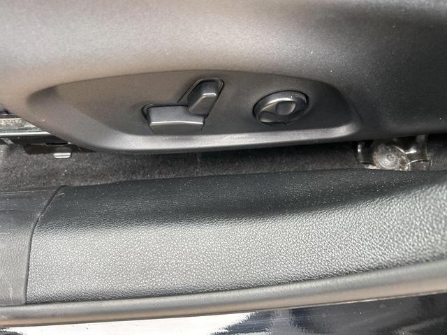 Photo of 2018 Granite Crystal Metallic Clearcoat Jeep Compass