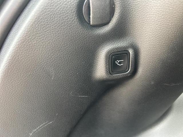 Photo of 2018 Granite Crystal Metallic Clearcoat Jeep Compass