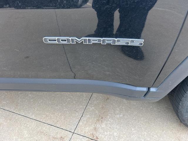 Photo of 2018 Granite Crystal Metallic Clearcoat Jeep Compass