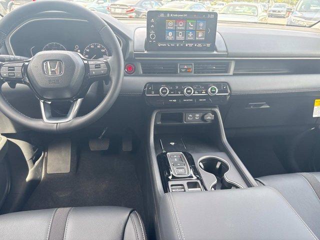 Photo of 2025 Platinum White Pearl Honda Pilot