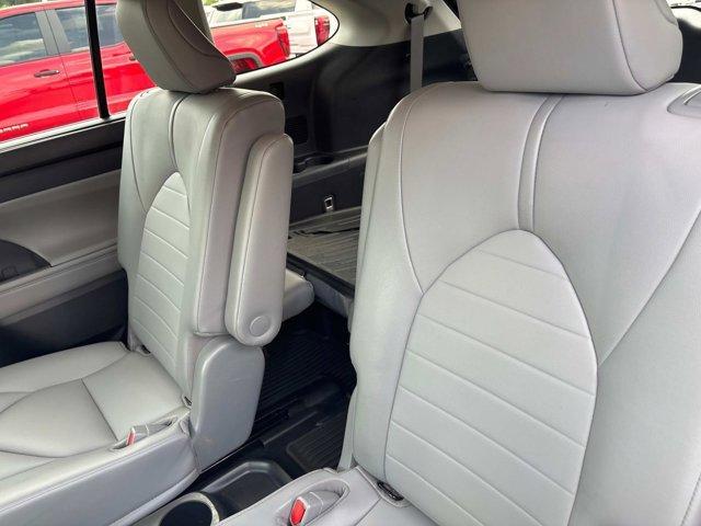 Photo of 2021 Blizzard Pearl Toyota Highlander