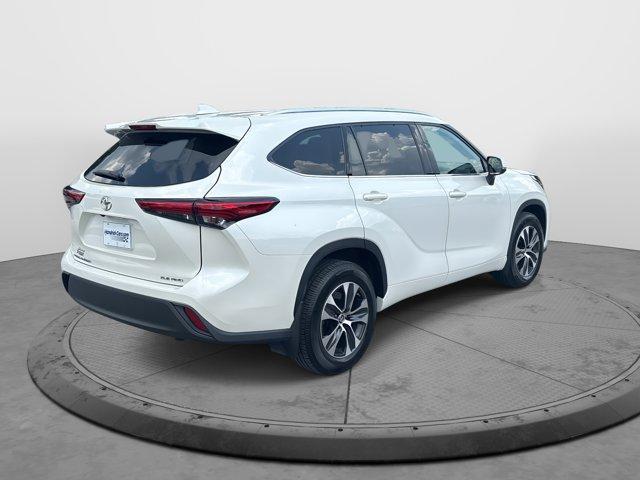 Photo of 2021 Blizzard Pearl Toyota Highlander