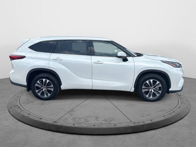 Photo of 2021 Blizzard Pearl Toyota Highlander
