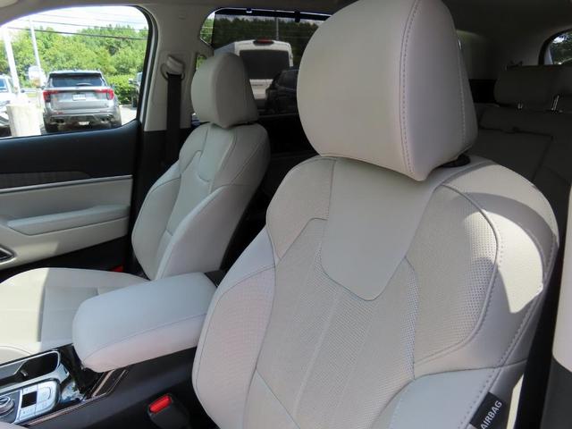 Photo of 2024 Glacial White Pearl Kia Telluride