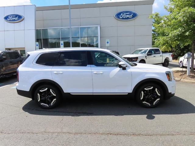 Photo of 2024 Glacial White Pearl Kia Telluride