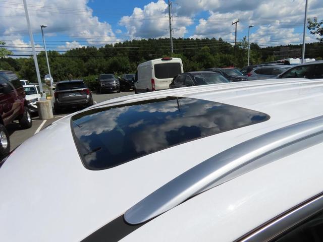Photo of 2024 Glacial White Pearl Kia Telluride