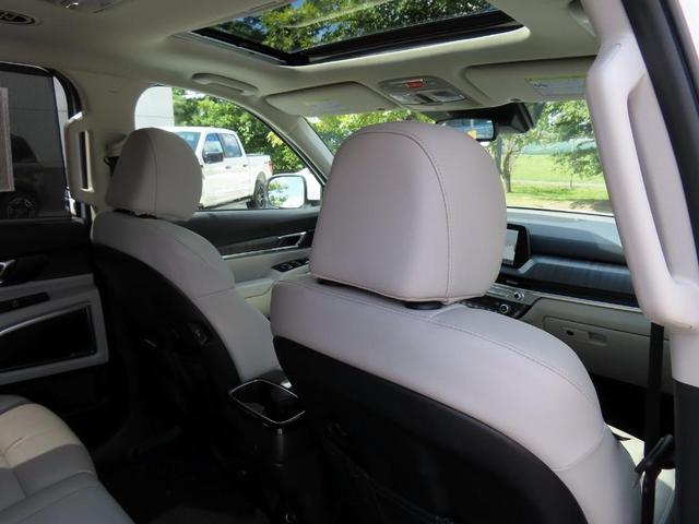 Photo of 2024 Glacial White Pearl Kia Telluride