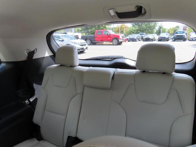 Photo of 2024 Glacial White Pearl Kia Telluride