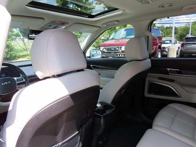 Photo of 2024 Glacial White Pearl Kia Telluride