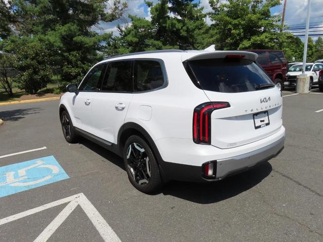 Photo of 2024 Glacial White Pearl Kia Telluride