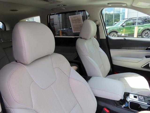 Photo of 2024 Glacial White Pearl Kia Telluride