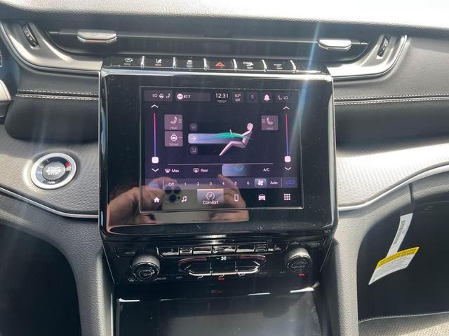 Photo of 2025 Diamond Black Crystal Pearlcoat Jeep Grand Cherokee