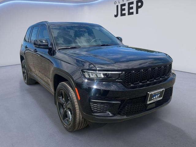 Photo of 2025 Diamond Black Crystal Pearlcoat Jeep Grand Cherokee