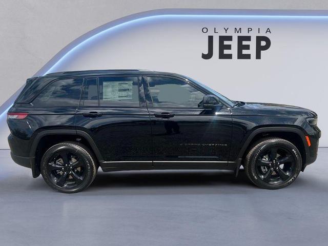 Photo of 2025 Diamond Black Crystal Pearlcoat Jeep Grand Cherokee