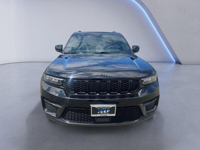 Photo of 2025 Diamond Black Crystal Pearlcoat Jeep Grand Cherokee