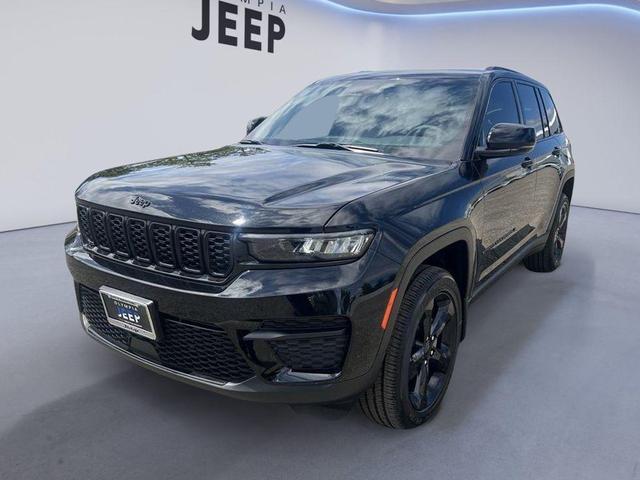 Photo of 2025 Diamond Black Crystal Pearlcoat Jeep Grand Cherokee