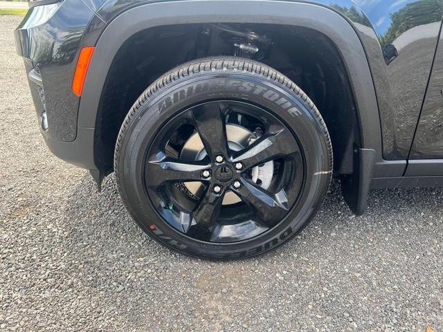Photo of 2025 Diamond Black Crystal Pearlcoat Jeep Grand Cherokee