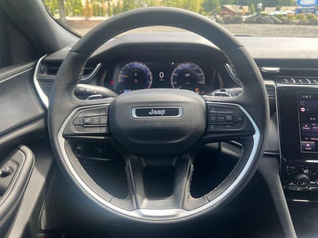 Photo of 2025 Diamond Black Crystal Pearlcoat Jeep Grand Cherokee