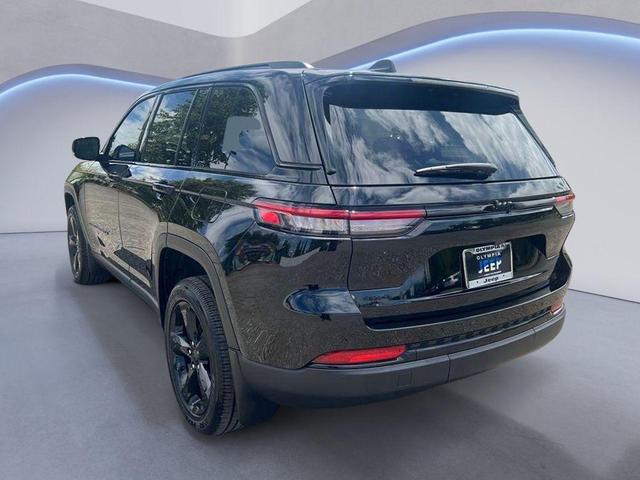 Photo of 2025 Diamond Black Crystal Pearlcoat Jeep Grand Cherokee