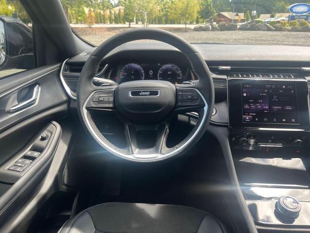 Photo of 2025 Diamond Black Crystal Pearlcoat Jeep Grand Cherokee