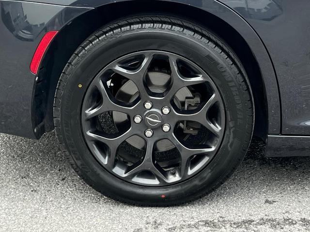 Photo of 2019 Maximum Steel Metallic Chrysler 300