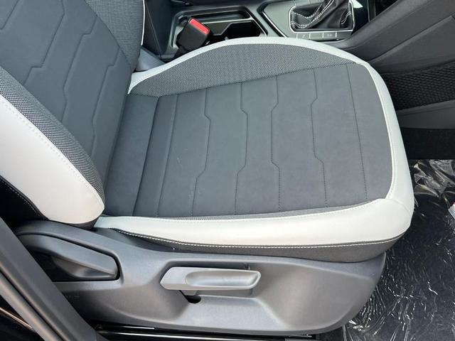 Photo of 2025 Deep Black Pearl Effect Volkswagen Taos