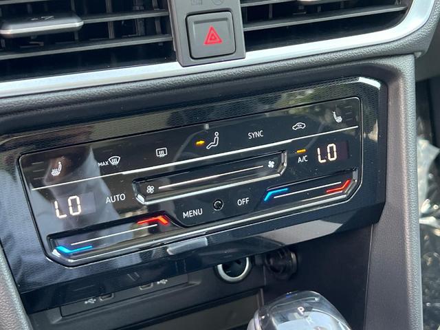 Photo of 2025 Deep Black Pearl Effect Volkswagen Taos