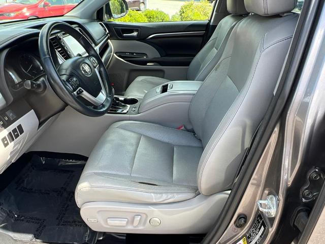 Photo of 2016 Predawn Gray Mica Toyota Highlander