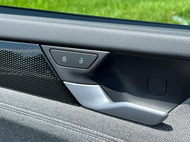 Photo of 2025 Deep Black Pearl Effect Volkswagen Tiguan
