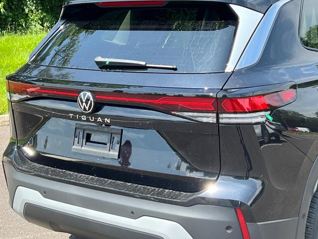 Photo of 2025 Deep Black Pearl Effect Volkswagen Tiguan