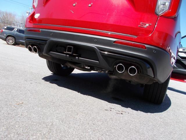 Photo of 2023 Rapid Red Metallic Tinted Clearcoat Ford Explorer