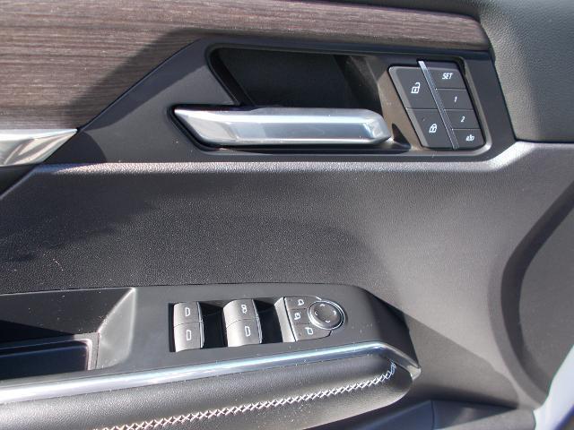 Photo of 2024 White Frost Tricoat GMC Acadia